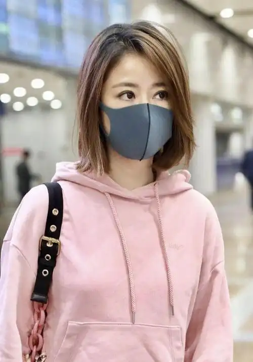 林心如真抗老,波波头搭配粉色卫衣 牛仔裤走机场,年轻貌美