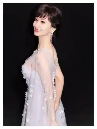 赵雅芝慰问老人,老奶奶爱问年纪,赵雅芝敬称65岁老!