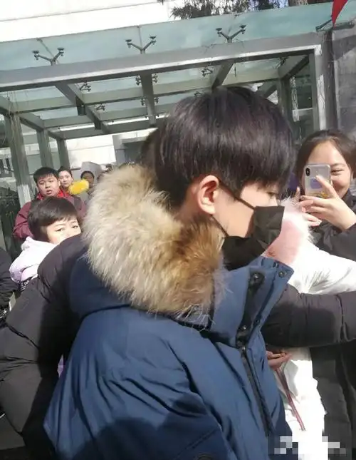 中央戏剧学院2018年艺考开考易烊千玺朴素冬装步履匆匆