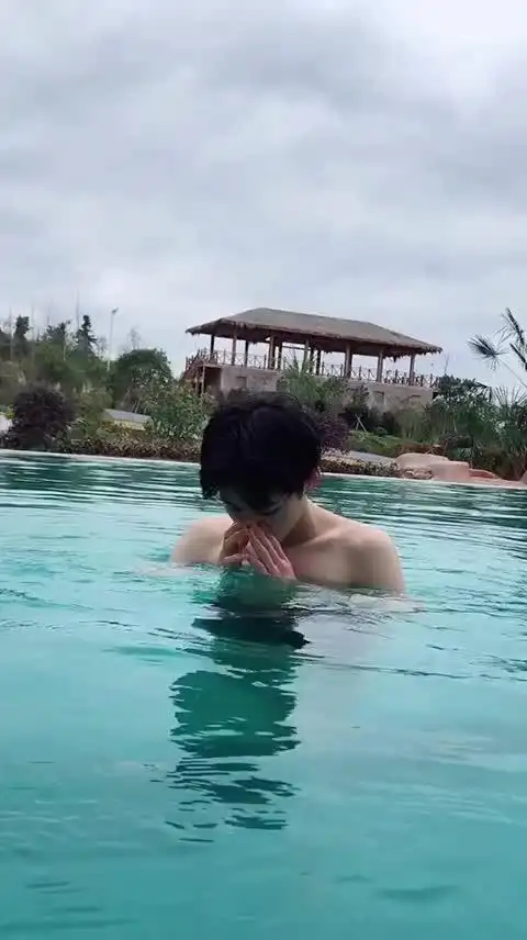 没有腹肌!看看锁骨叭