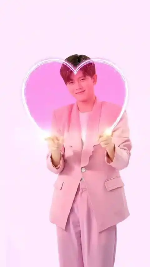 任嘉伦粉色西装!