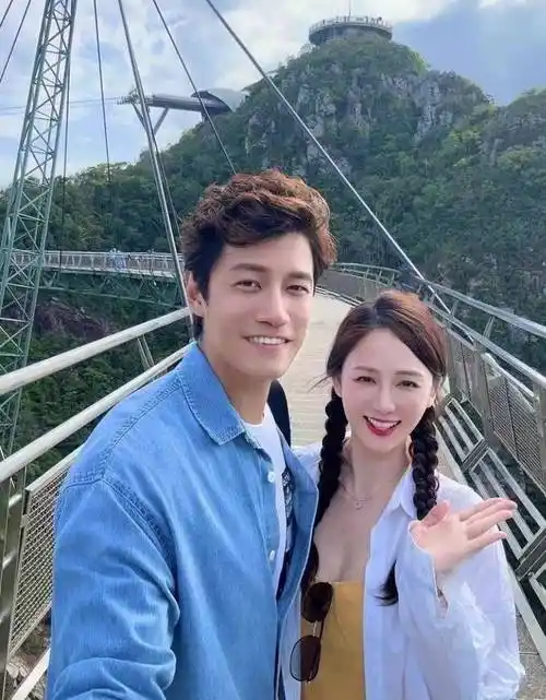 陈乔恩与老公合体参加萧敬腾婚礼!比心撒糖,穿宽松粉裙孕相十足