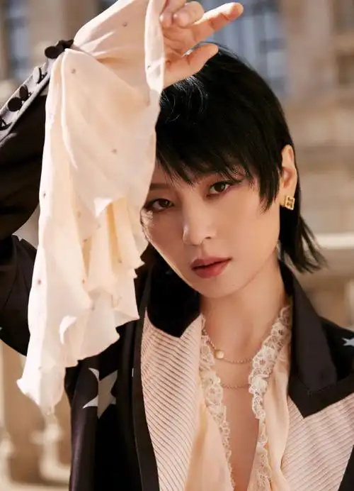 周笔畅缎面星空西装