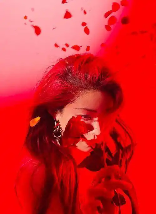 别人觉得她的衣服只有未成年才能穿,可喻言穿上却十分合身,不过裙子就