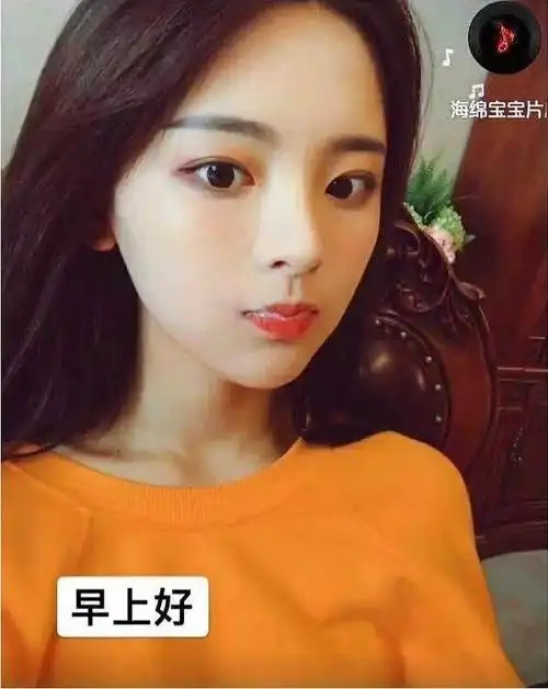 杨超越出道前照片,低胸装,性感十足,直播喊粉丝老公