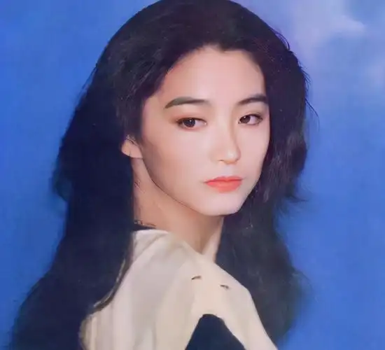 林青霞晒出年轻时的照片,照片中的她长发披肩,侧身回眸,气质冷艳,像不