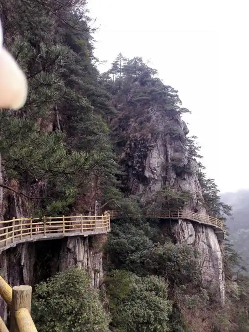 明月山,风景如画.山高水好人也好.一览众山小,无限风光在险峰.