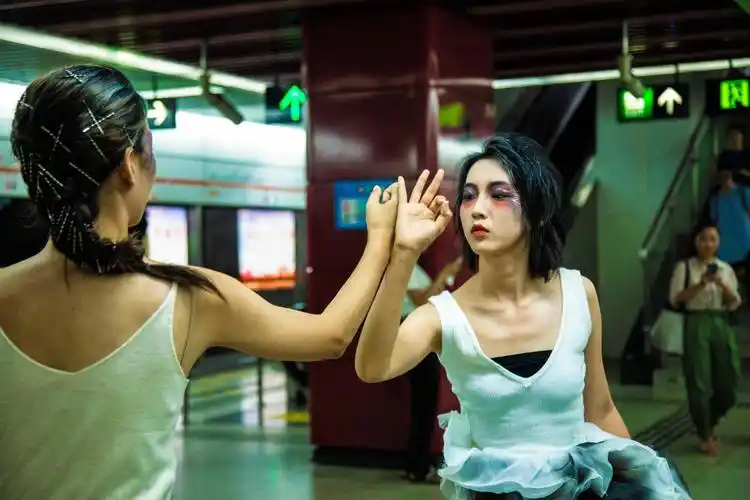 《成都偷心》演员在地铁站悄然"现身"