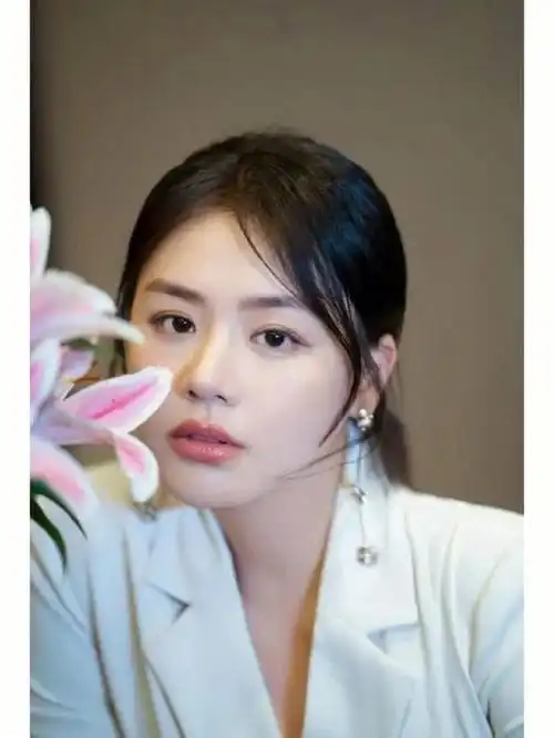 9月23日,马思纯在个人微博账号发布了一组令人惊艳的个人照片.