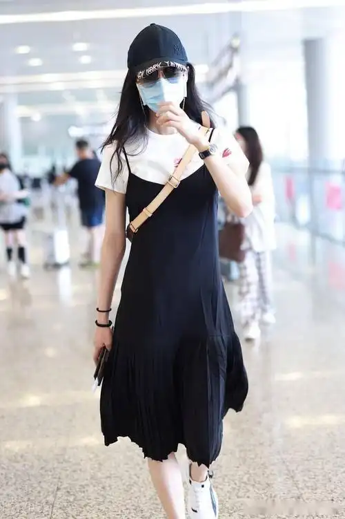 街拍:韩雪戴棒球帽身着黑白裙优雅美丽_机场