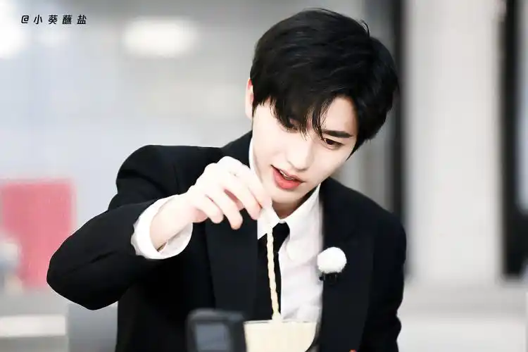 西装革履蔡徐坤 - 堆糖,美图壁纸兴趣社区