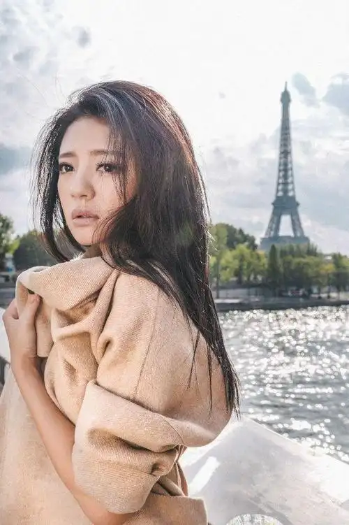 最近台湾女星安以轩被拍到在台湾跟友人一起聚会.