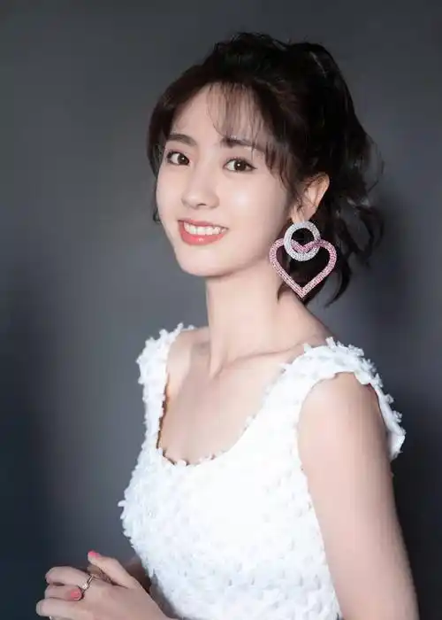 演《小时光》一炮而红,今穿白色隔断裙美成公主,看得想恋爱了_邢菲_一