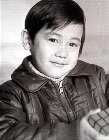 回顾陆毅的成名之路父母是普通工人5岁出道第一部戏片酬50元