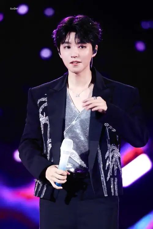 王俊凯超话#王俊凯蔡依林同台#" 我们的这段旋律,要唱给你听"@tfboys