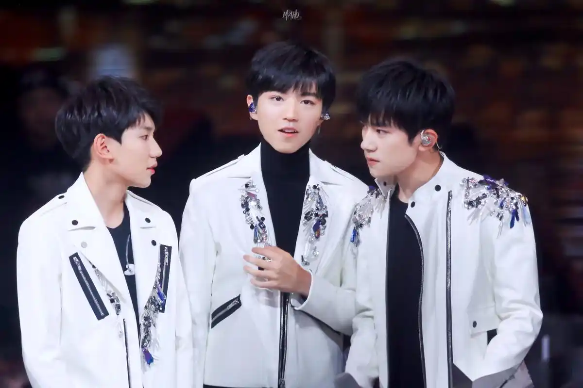 tfboys这三个小孩,像是一瞬间长大的.