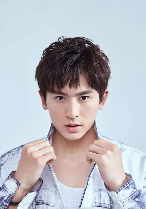 简介:张哲瀚酷帅时尚杂志写真高清图片,分享一组张哲瀚图片给大家,图