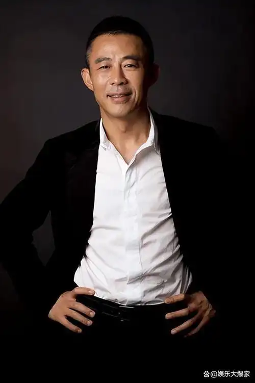 演员侯勇三段婚姻越娶越年轻一娶60后二娶70后三娶90后