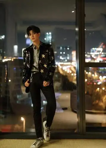 任嘉伦东方卫视跨年晚会造型公开 全身blingbling的宇宙最亮的仔