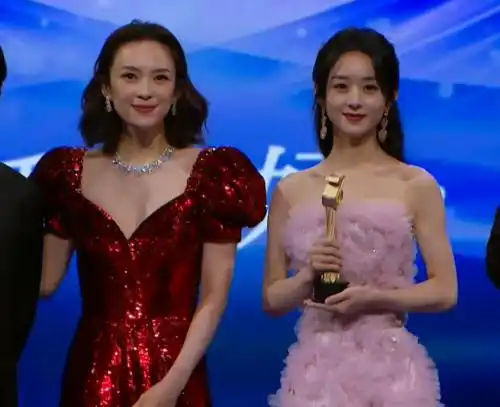 41章子怡同框33岁赵丽颖都是顶尖女艺人气质差别却很明显