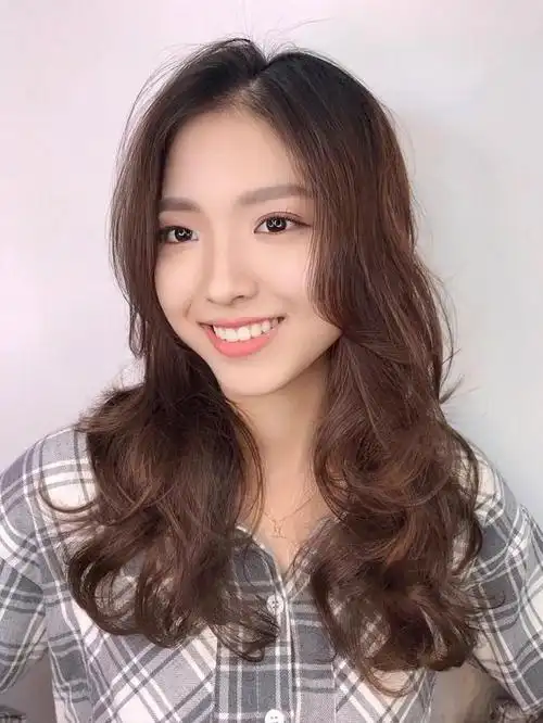 女人一过35岁,发型就选烫卷卷,洋气时尚很美满