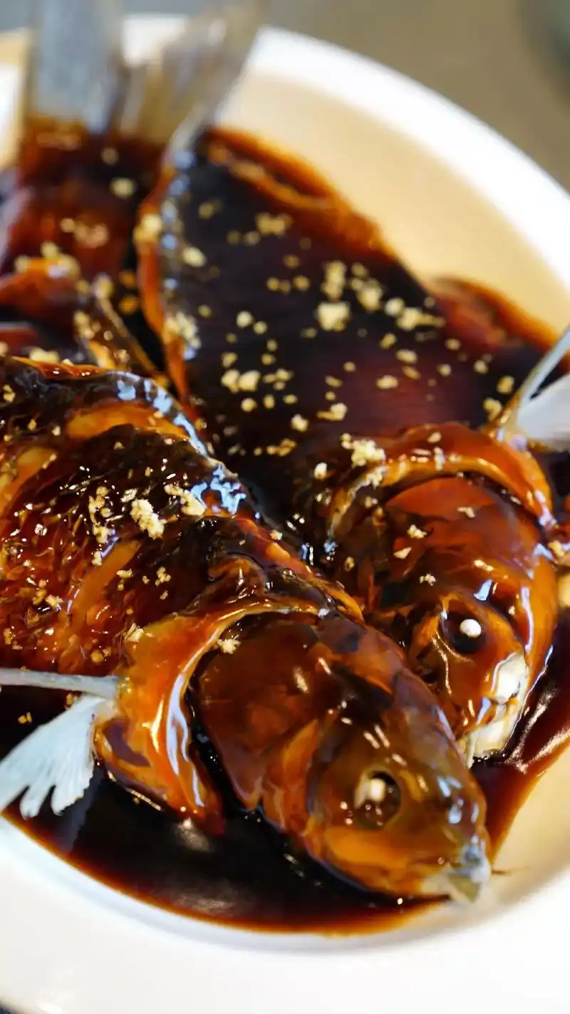 西湖醋鱼加入松子,炸蒜片与各种水果蔬菜凉拌而成的蔬菜沙拉,除了健康