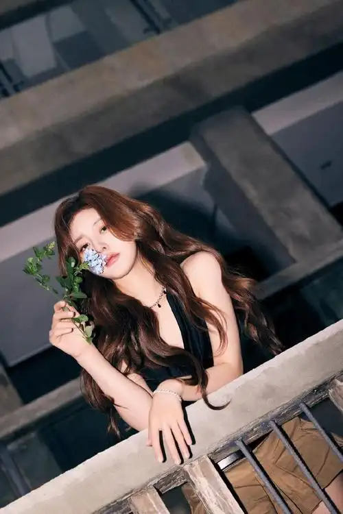 赵露思v领无袖上衣造型,甜酷风美貌拉满!真的太好看啦