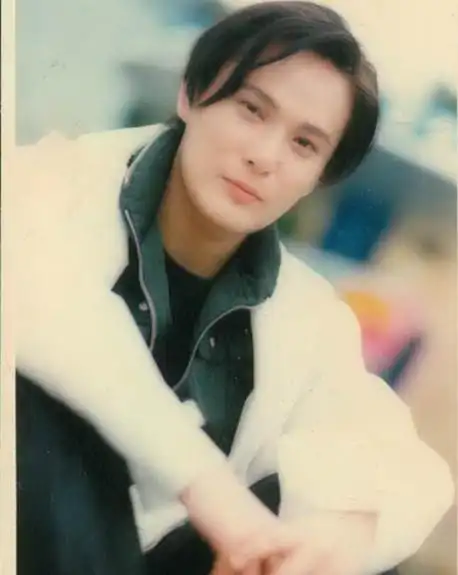 【图】张信哲早期照片曝光 情歌王子年少青涩到成熟帅气(2)_港台星闻_