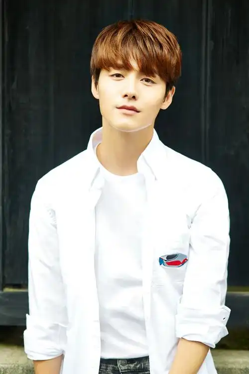 白衬衫"小王子"马天宇 咬手指也是萌萌哒