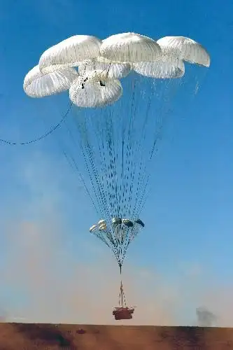 图为8月12日,在俄罗斯的车里雅宾斯克,伊尔-76空投装备在实兵合练中