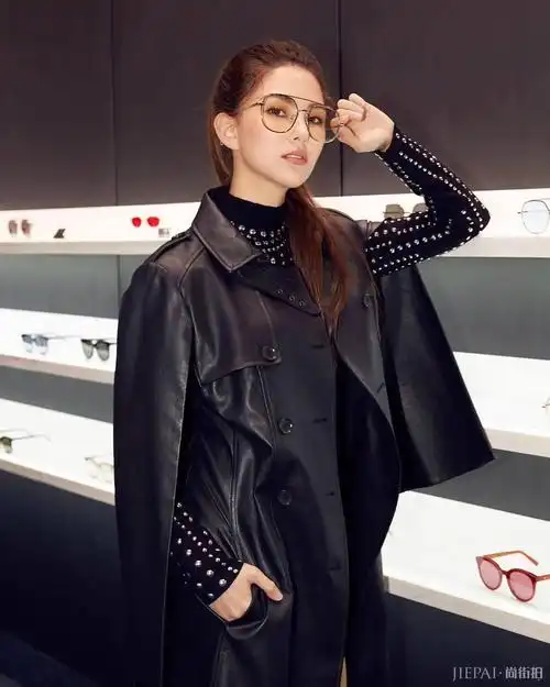昆凌穿皮衣配短裙,粗壮小腿抢镜了! – 尚街拍