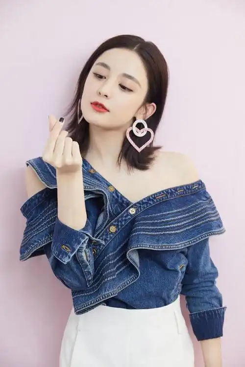 太漂亮了32岁甜心古力娜扎穿白毛衣肤白貌美曼妙身材好撩人