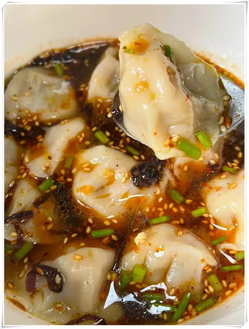 986993 食材准备:只需一包水饺09,就能轻松做出美味的酸汤