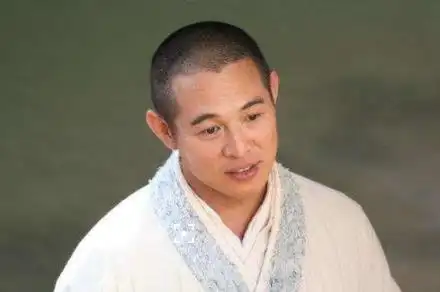 李连杰光头近照曝光:深色套头运动衫精神好(图)