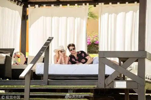 组图:96年女星泳装与男友浪漫拥吻 碧海蓝天似偶像剧