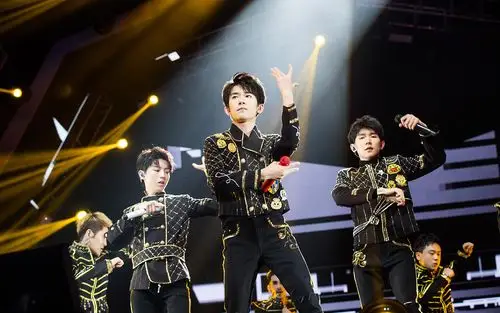 tfboys四周年演唱会激情四射成员solo表演high翻天