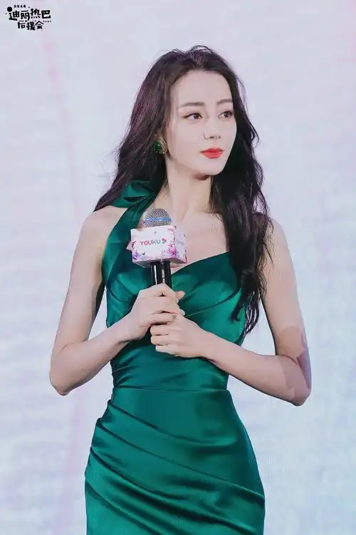 迪丽热巴墨绿色长裙##2021优酷年度发布会##迪丽热巴与君初相识