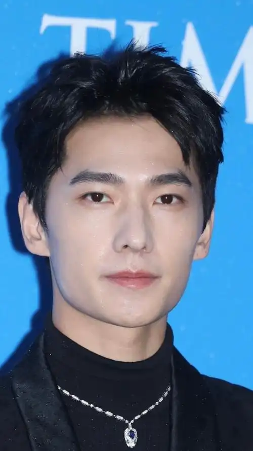 杨洋插兜走红毯##杨洋生图脸上的雨水##时尚文化大赏蓝毯