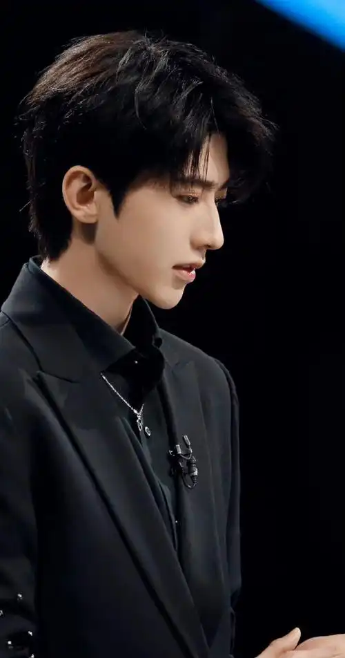 蔡徐坤黑色v领西装大片