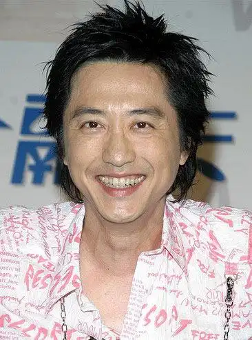 庾澄庆出席活动避谈婚变 搞笑摆健美姿势