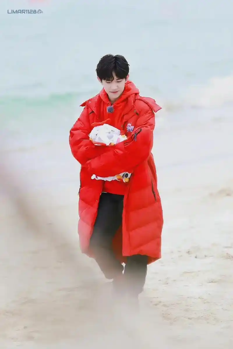 冰冰时期的我哥,裤脚子都往红袜子里搁91#易烊千玺  - 抖音