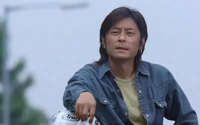 阿峰翻唱王杰《为了爱梦一生》,爱的真谛,尽在感人歌曲中