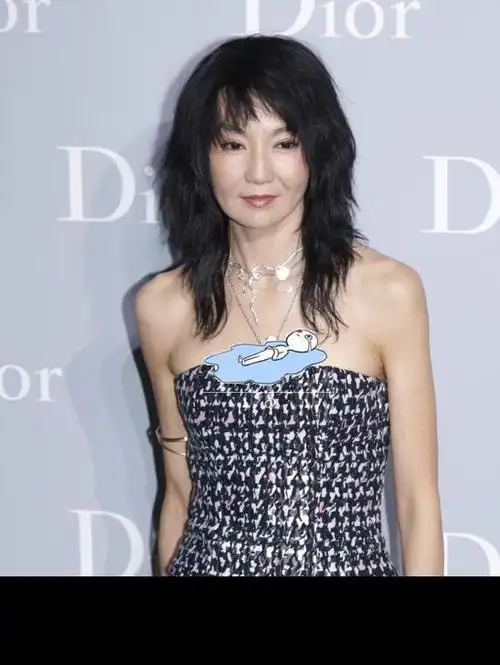 张曼玉还是败给岁月,穿一身红裙瘦到"皮包骨",憔悴到让人心疼|裙子