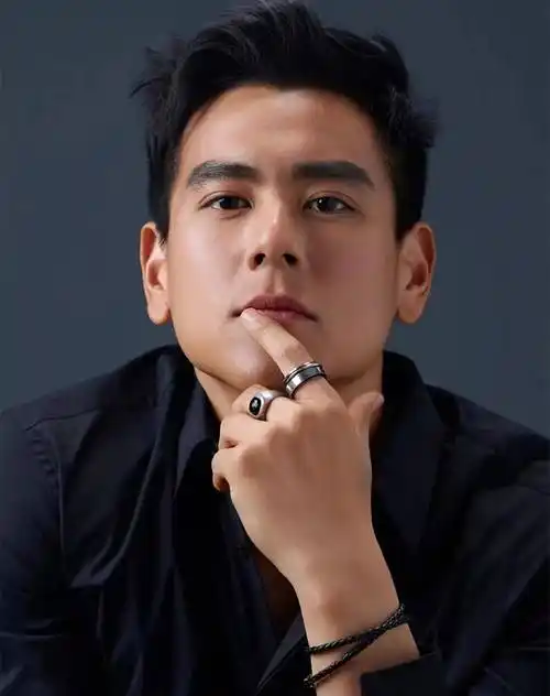 超级明星 ‖ 彭于晏 帅到极致的模样_训练_体操_阿信