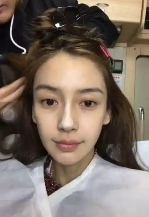 baby杨颖素颜五官与化妆后没差别?倒数三个照片暴露真实皮肤