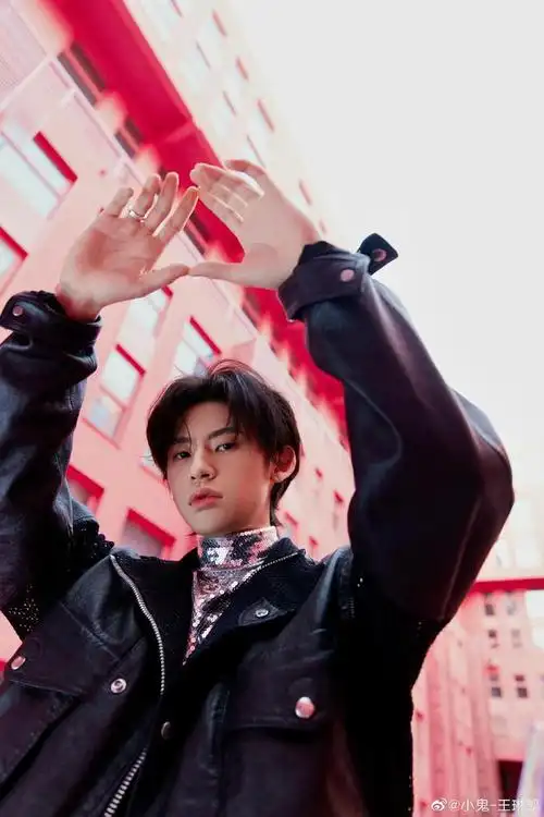 小鬼发文晒受伤照片调侃称当专辑封面怎么样