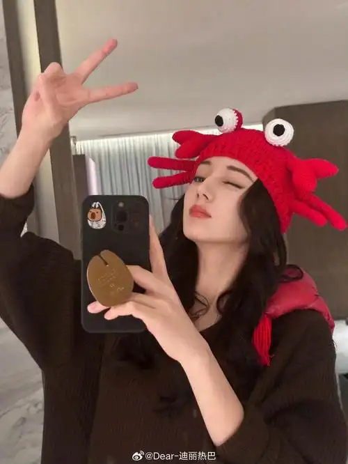 迪丽热巴晒螃蟹帽自拍好可爱这看起来三岁吧