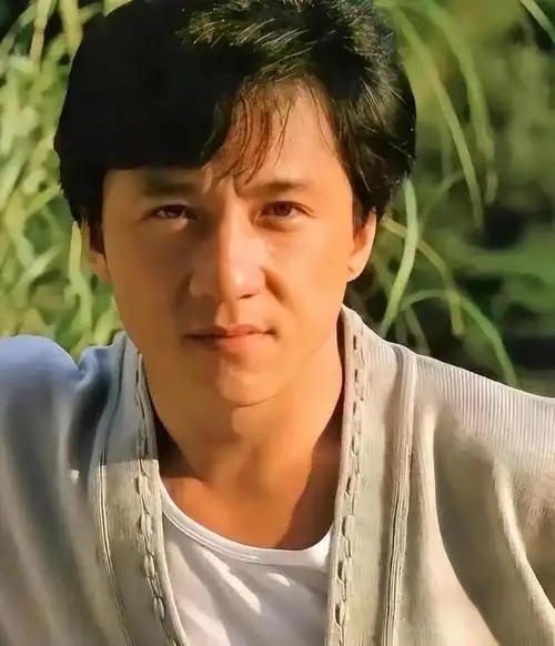 成龙老了,李连杰老了,周星驰也老了,而68的他看起来却像30岁