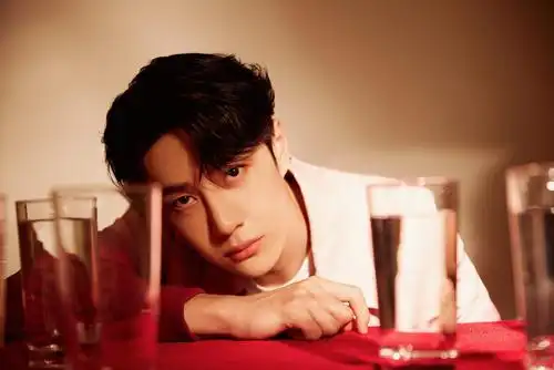 身穿红粉渐变夹克搭配白色西装裤和马丁靴……|王一博_新浪新闻