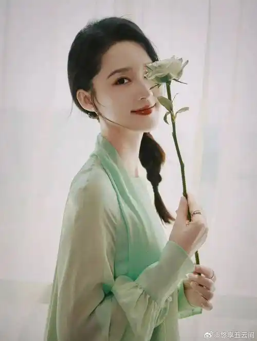 林依轮妻子西华晒近照住亿万豪宅被老公宠爱30年12